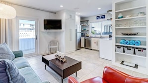 Un moderno appartamento con soggiorno, cucina e balcone.