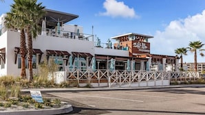Un edificio con un bar sul tetto e un cartello con su scritto "Rock Shack".