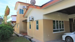 Vista frontal de la propiedad