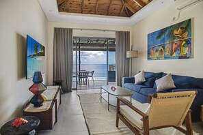 Superior chalet, 2 slaapkamers, privézwembad, uitzicht op zee | Woonruimte