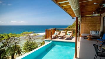 Superior-Chalet, 2 Schlafzimmer, eigener Pool, Meerblick | Terrasse/Patio