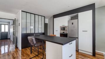 Cafetière/bouilloire, réfrigérateur, micro-ondes, four