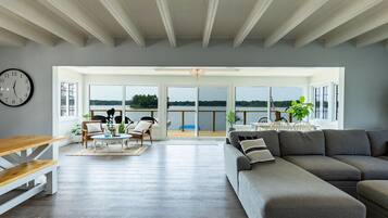 Una televisión, una consola de videojuegos, una mesa de tenis de mesa