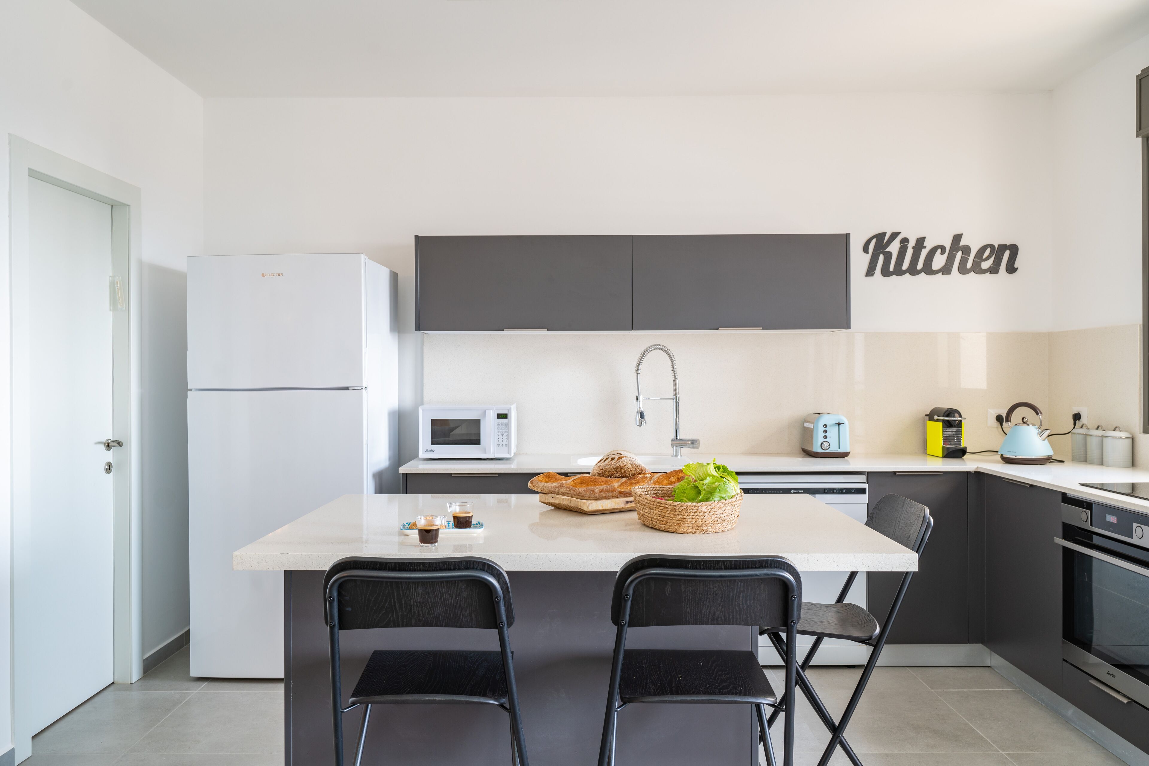 Apartemen | Dapur pribadi | Microwave, oven, kompor, dan mesin pencuci piring