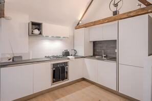 Geladeira, fogão, cooktop, lava-louças