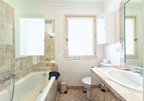 Hair dryer, towels - Central 1 Bedroom Place Marché Gambetta (Cannes)