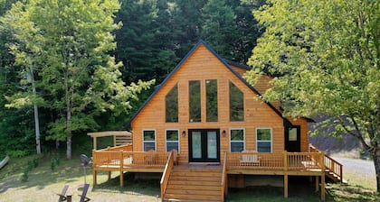 GORGEOUS LAKE FRONT CABIN - PRIVATE LAKE ACCESS-FISHING, KAYAKING, AND HIKING.