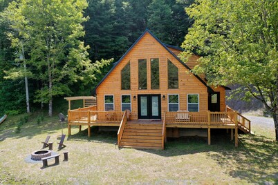 GORGEOUS LAKE FRONT CABIN - PRIVATE LAKE ACCESS-FISHING, KAYAKING, AND HIKING.