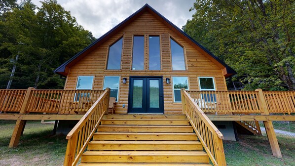 Exterior - GORGEOUS LAKE FRONT CABIN - PRIVATE LAKE ACCESS-FISHING, KAYAKING, AND HIKING. (Topton)