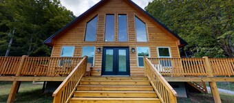 GORGEOUS LAKE FRONT CABIN - PRIVATE LAKE ACCESS-FISHING, KAYAKING, AND HIKING.