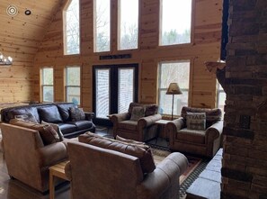 Smart TV, fireplace, DVD player, books - GORGEOUS LAKE FRONT CABIN - PRIVATE LAKE ACCESS-FISHING, KAYAKING, AND HIKING. (Topton)