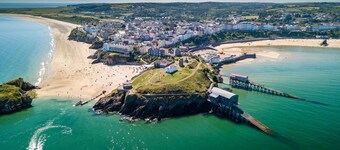 Chart House is a stunning five-storey Grade II listed town house, set in a quiet cobbled street in t