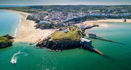 Chart House is a stunning five-storey Grade II listed town house, set in a quiet cobbled street in t
