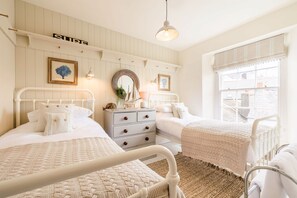 5 bedrooms, iron/ironing board, Internet, bed sheets