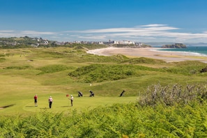 Golf - Chart House is a stunning five-storey Grade II listed town house, set in a quiet cobbled street in t (Tenby)