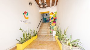 Una escalera conduce a una habitación con el cartel 