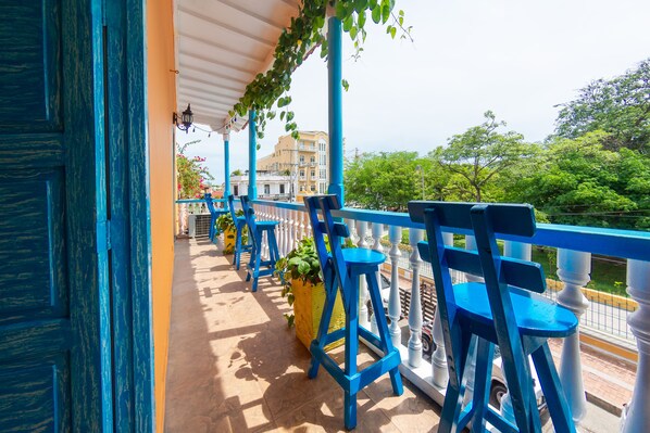 إطلالة على الشارع من المنشأة