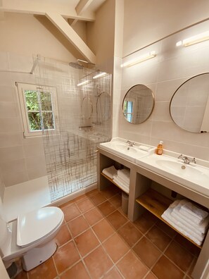 Douche, sèche-cheveux, serviettes fournies