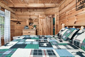 2 bedrooms, iron/ironing board, free WiFi, bed sheets - Hot Tub and Dog Friendly: 4 Miles to Cades Cove (Townsend)