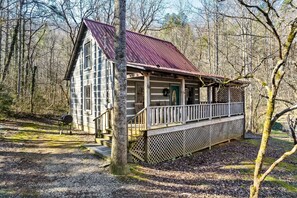 Exterior - Hot Tub and Dog Friendly: 4 Miles to Cades Cove (Townsend)