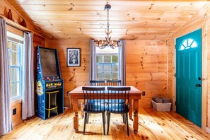 Dining - Hot Tub and Dog Friendly: 4 Miles to Cades Cove (Townsend)