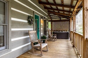 Terrace/patio - Nature Lovers Escape: Hot Tub, Dog Friendly (Townsend)