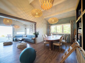 Fireplace, books, music library, stereo