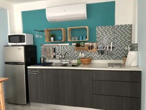 Kühlschrank, Mikrowelle, Herdplatte, Wasserkocher mit Kaffee-/Teezubehör