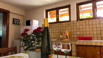 Een koelkast, een microgolfoven, een oven