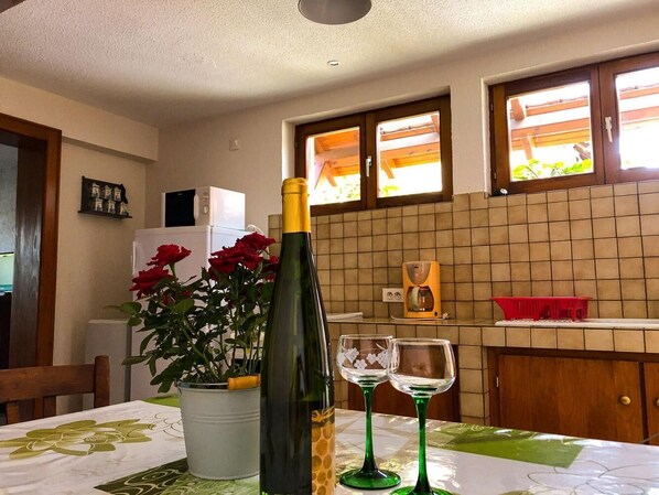Fridge, microwave, oven, coffee/tea maker