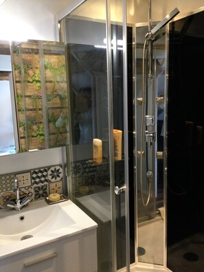 Dusche, Haartrockner, Handtücher, Seife