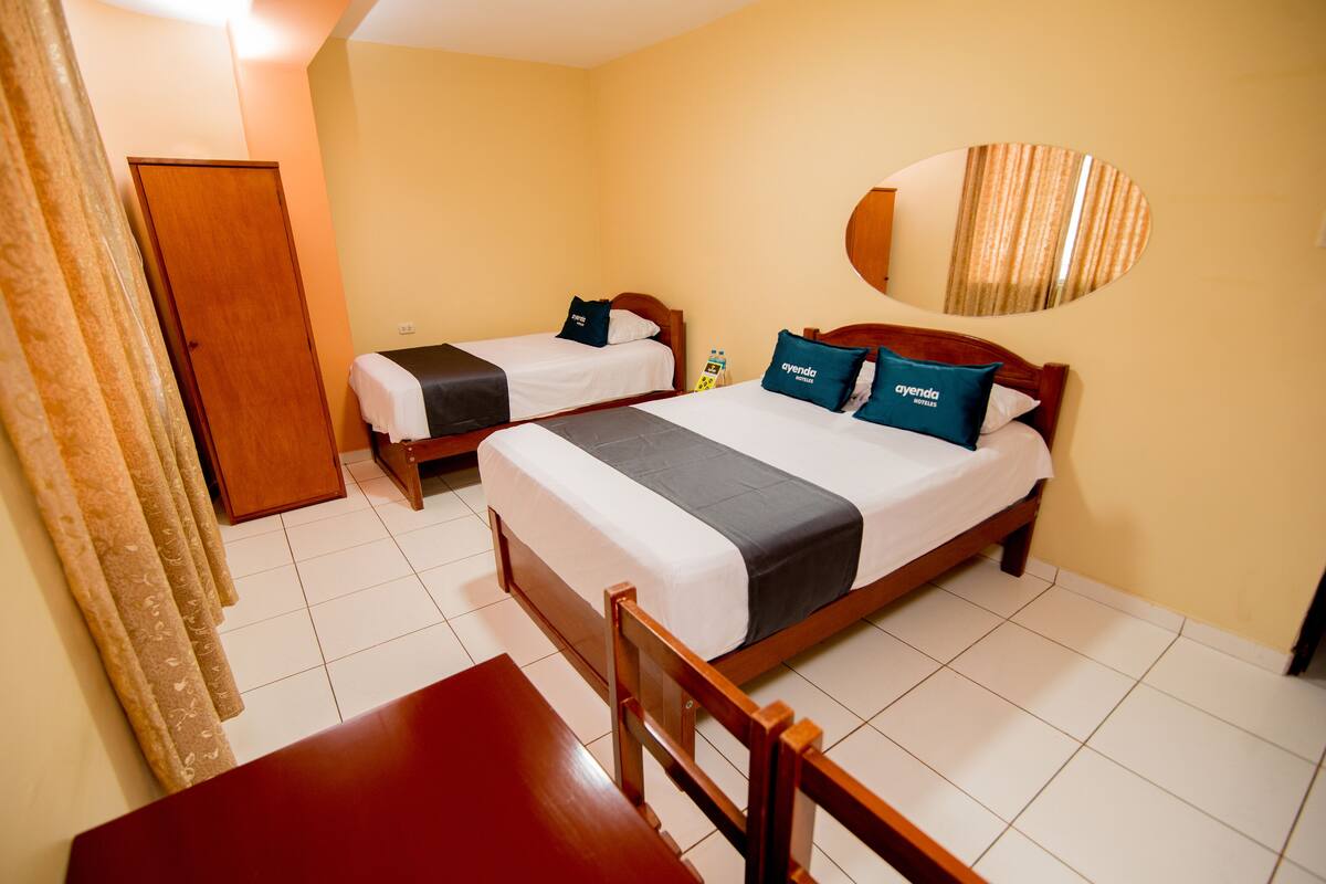 Habitación triple | Ropa de cama hipoalergénica y escritorio