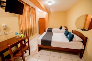 Habitación triple | Ropa de cama hipoalergénica y escritorio