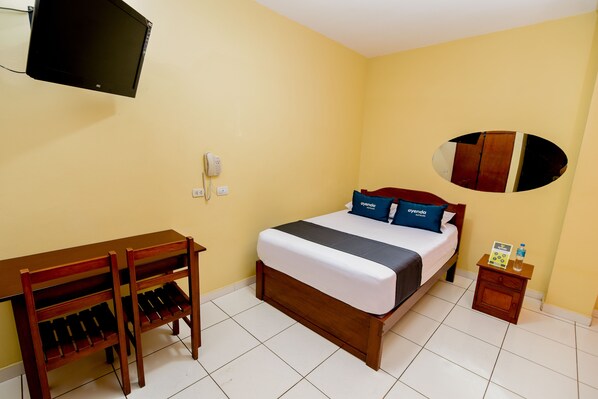 Habitación doble | Ropa de cama hipoalergénica y escritorio