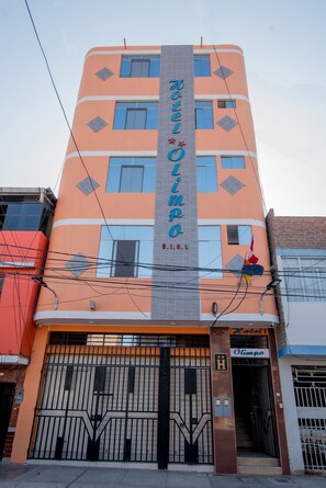 Vista frontal de la propiedad