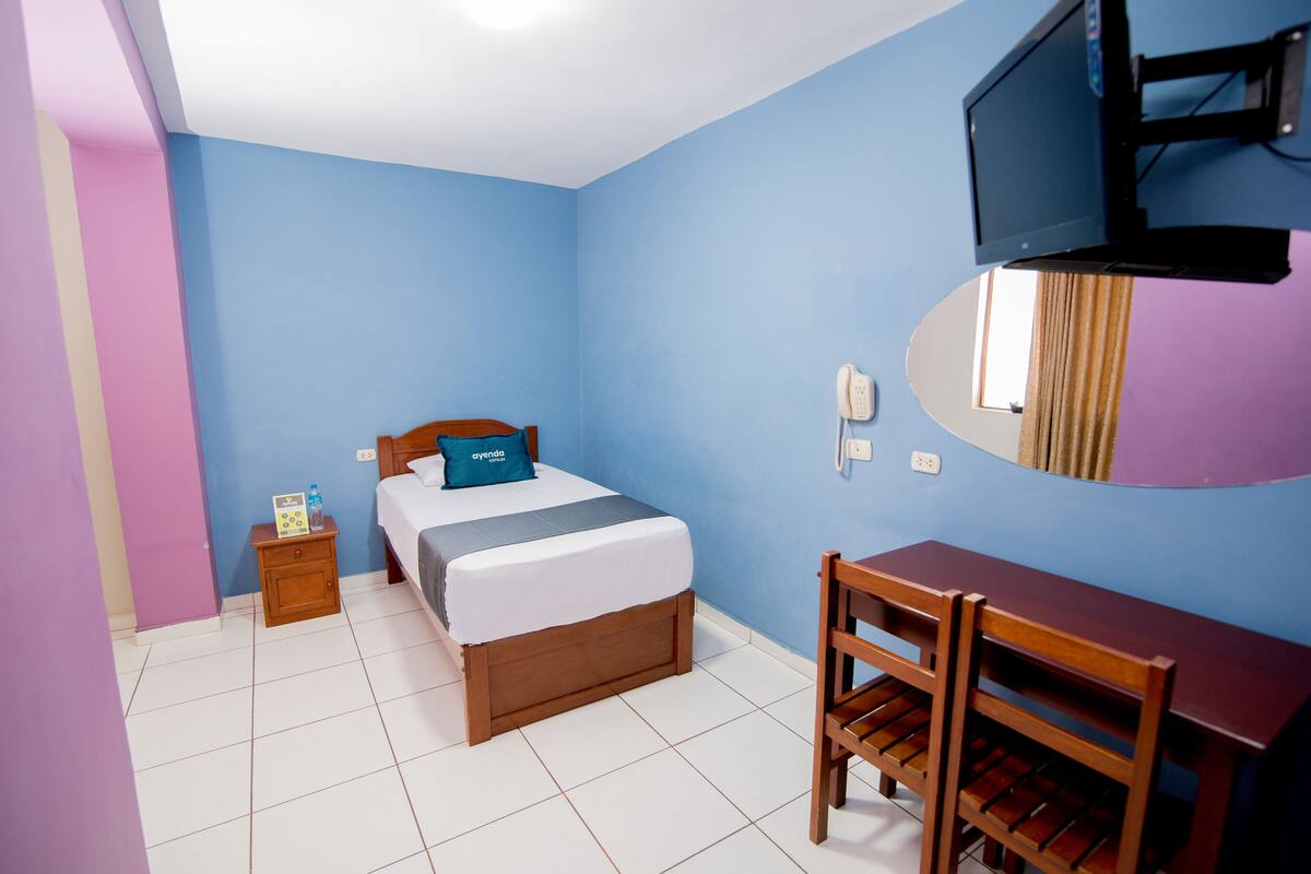 Habitación individual | Ropa de cama hipoalergénica y escritorio