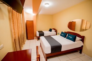 Habitación triple | Ropa de cama hipoalergénica y escritorio