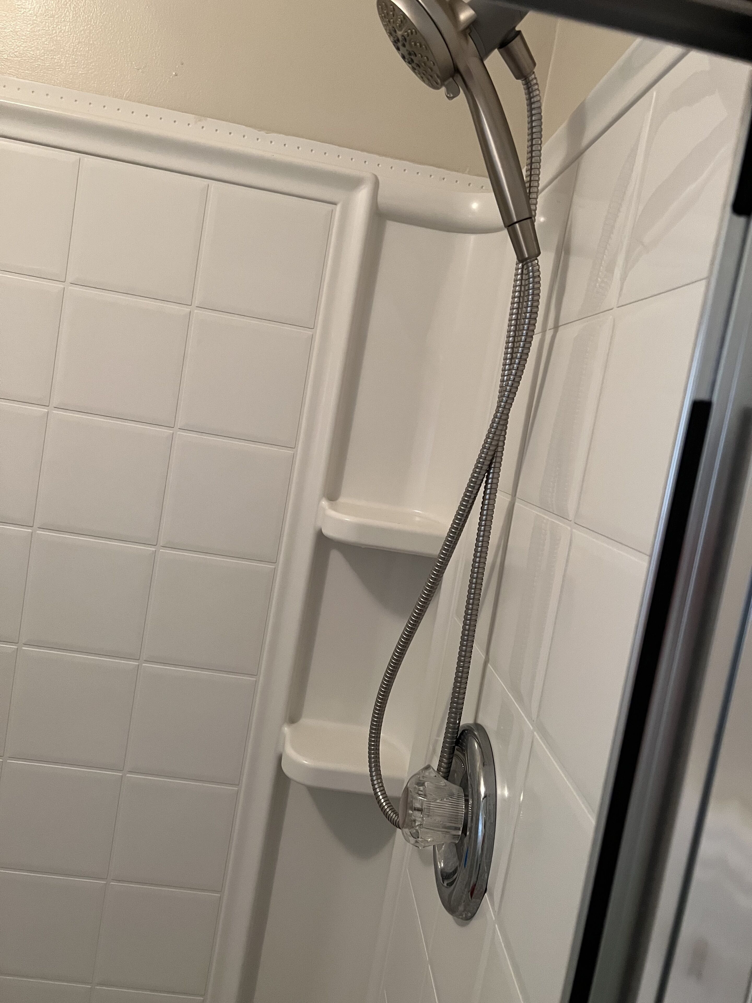 Douche, séchoir à cheveux, serviettes fournies, savon