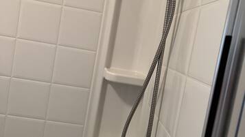 Douche, séchoir à cheveux, serviettes fournies, savon