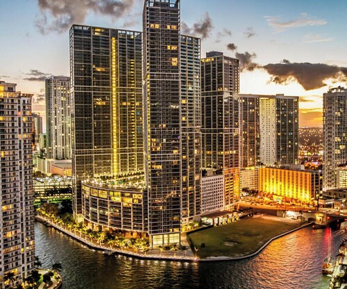 Modern Cottage • 2BR/2BA, King Suite + Bunk/Den, Garden, 5 Min to Miami Beach!