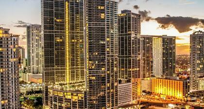 Modern Cottage • 2BR/2BA, King Suite + Bunk/Den, Garden, 5 Min to Miami Beach!