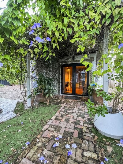 Modern Cottage • 2BR/2BA, King Suite + Bunk/Den, Garden, 5 Min to Miami Beach!