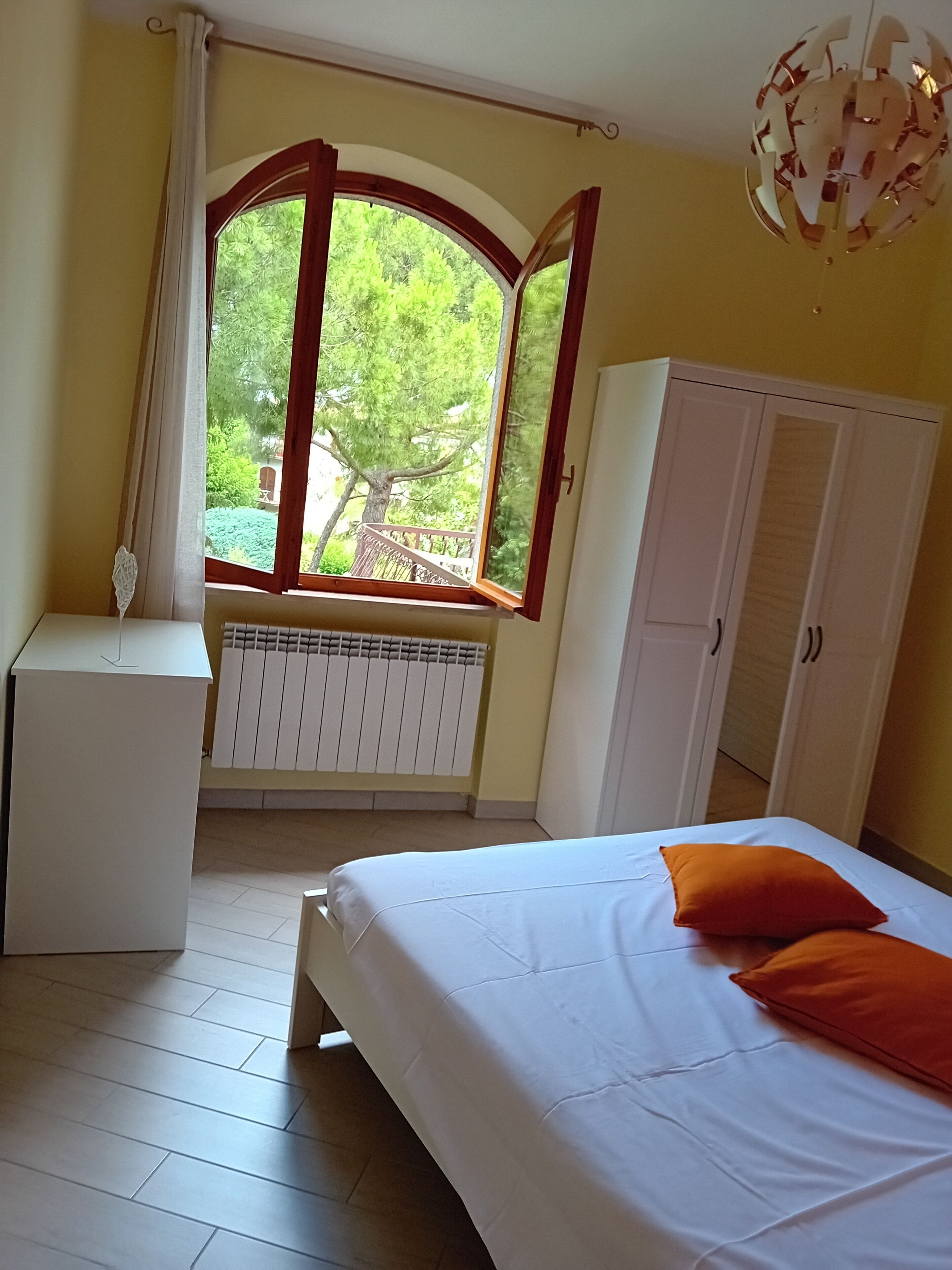 1 sovrum och sängkläder