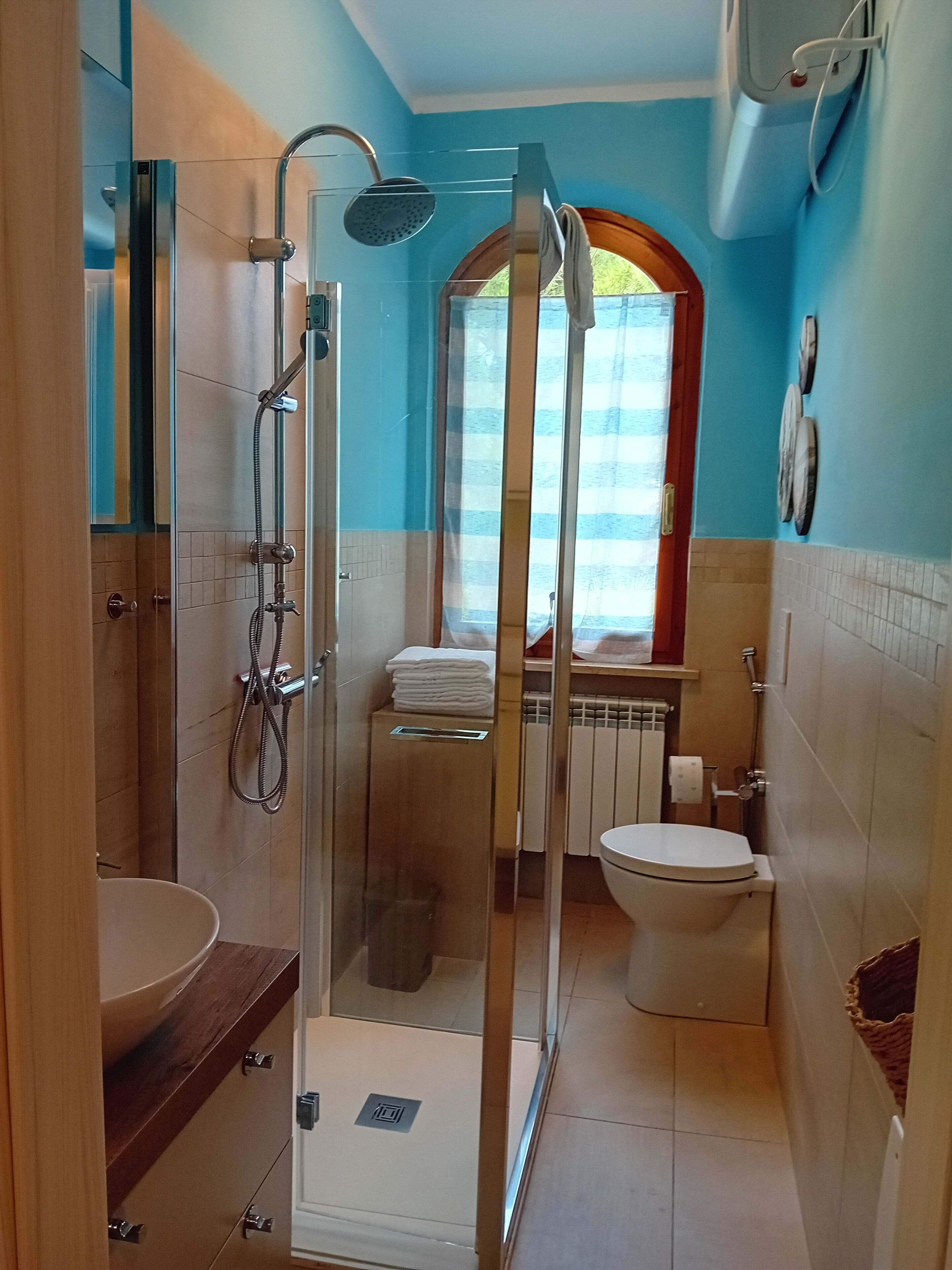 Doccia, asciugacapelli, asciugamani, sapone