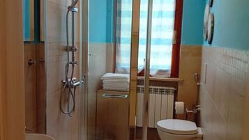 Doccia, asciugacapelli, asciugamani, sapone