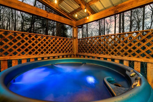 Hot Tub & Arcade Games Near Smokies Escape
