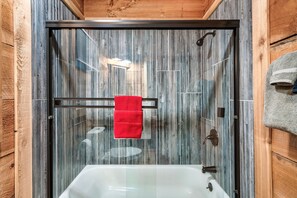 Combined shower/tub, hair dryer, towels