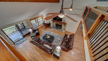 TV connectée, cheminée, table de tennis de table, espaces bureaux