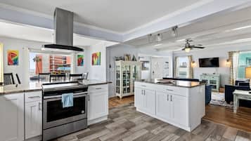 Jääkaappi, mikroaaltouuni, uuni, liesi