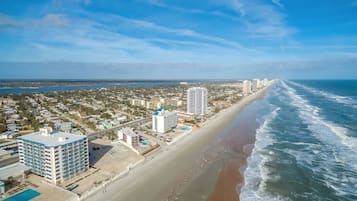 Una spiaggia nelle vicinanze